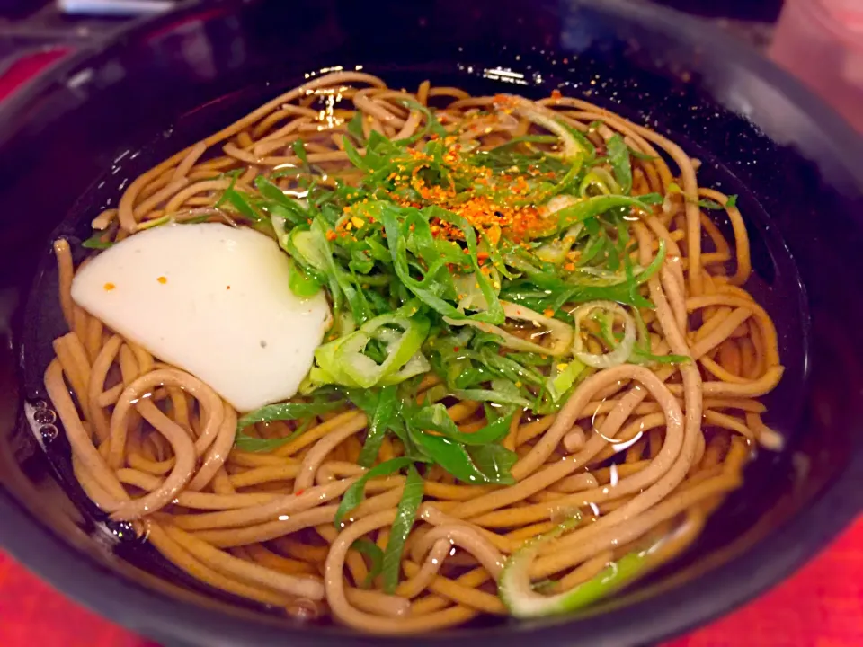 この蕎麦屋さんの掛け蕎麦…かまぼこ乗ってたのね👁🐽👁先日は乗ってなかったぞ💢…と、ケチなオッさんの独り言どす🗿|にゃあ（芸名）さん