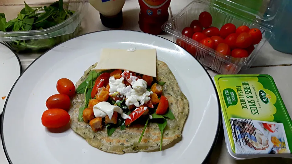 Paratha wrap baby spinach chicken strips & cheese|anette manuputtyさん