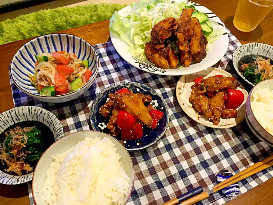 夏休みごはーん♡軟骨唐揚げ、ピリ辛チキンバー、トマトきゅうり玉ねぎツナのマスタードポン酢和え、ほうれん草のおひたし、白ご飯|未来さん