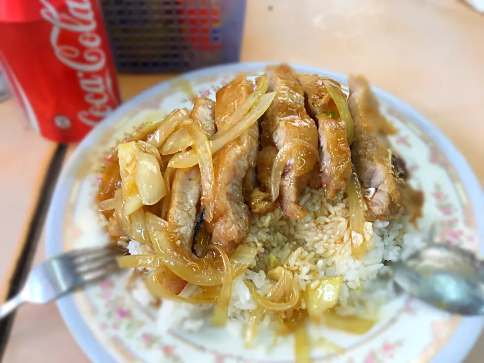 Hong Kong style fried pork chop with onion sauce and rice|Mak Toniさん