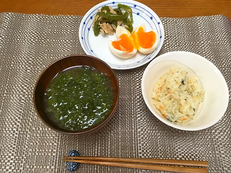 ナンプラー味玉、無限ピーマン、炊き込みご飯、海苔の味噌汁
好みより半熟すぎた|hhhさん