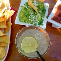 Snapdishの料理写真:Margarita w/guacamole and salsa|Laurie Mitchellさん