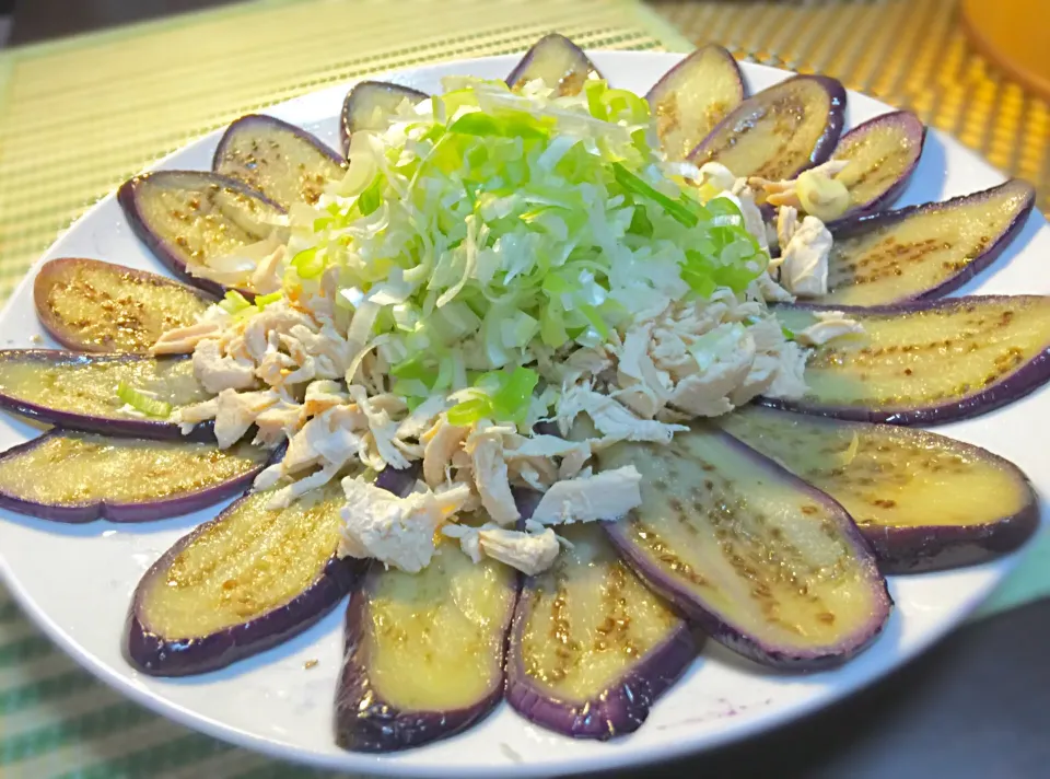 焼きナスの茹で鶏と葱のせ🍆子供の頃いちばん好きだったおかず٩꒰｡•◡•｡꒱۶|ぷっくりんこ💙さん