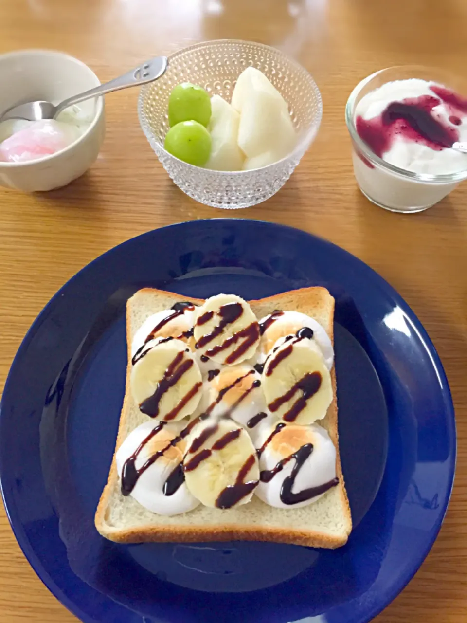 朝ご飯！バナナマシュマロトースト
チョコシロップかけて〜〜甘い(^_^*)|まめごろうさん