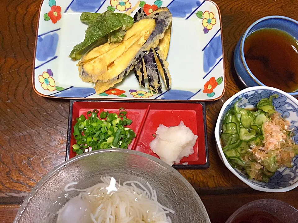 Snapdishの料理写真:そうめんと茄子とピーマンの天ぷらついでにきゅうりもみ|Noriko Hosokawaさん