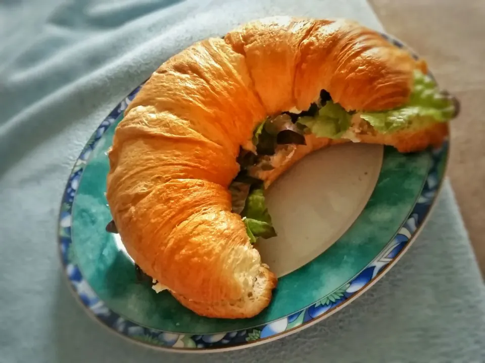 Big croissant filled with cream cheese and salad|Najeskaさん