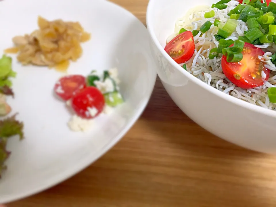 しらすと夏野菜のサラダそうめん 🍅|はむたろうさん