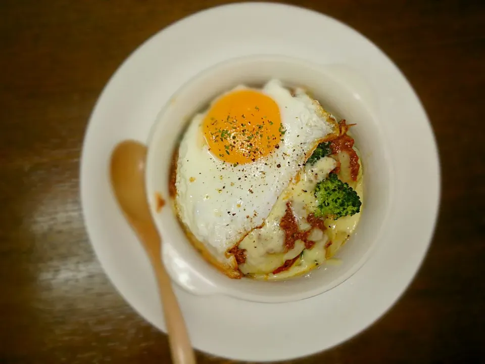 ジャガイモとﾐｰﾄｿｰｽのｸﾞﾗﾀﾝ目玉焼きのせ|ESTさん