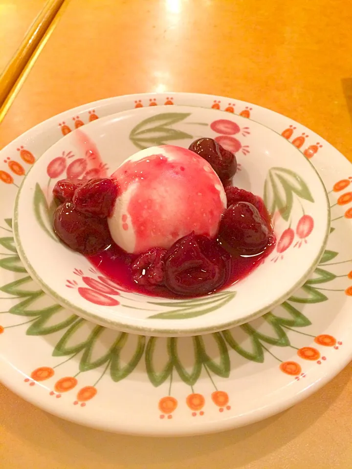 Milk Gelato with Cherry & Raspberry sauce|Vander E Celineさん