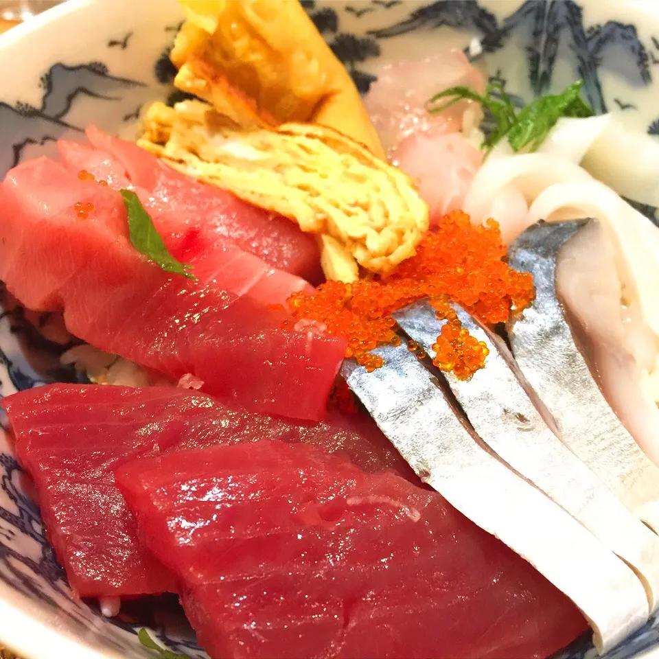 Snapdishの料理写真:ちらし寿司

良いマグロが手に入ったので、ほぼマグロ丼。
シメサバ、タイ、イカ、卵焼き、とびっ子を添えてちらし寿司に^ ^|lazy104さん