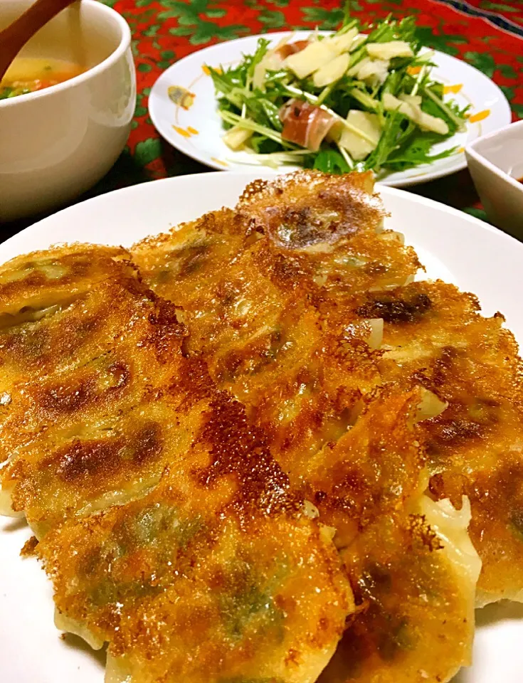 博多一口餃子💖
餃子の餡は 北京風(*^_^*)

水菜の生ハムとパルミジャーノのサラダ|七味さん