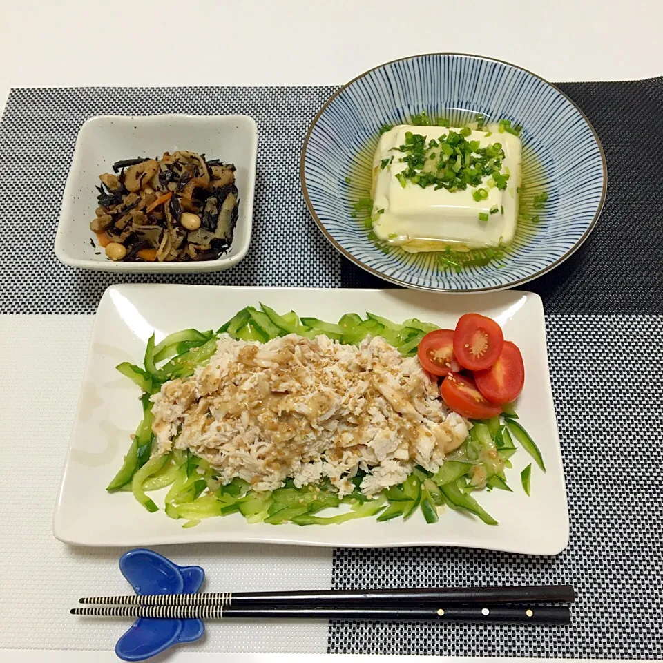 ♯蒸し鶏のサラダ(いつもの)♯湯豆腐〜白だし〜♯ひじきの煮物|なほぴさん