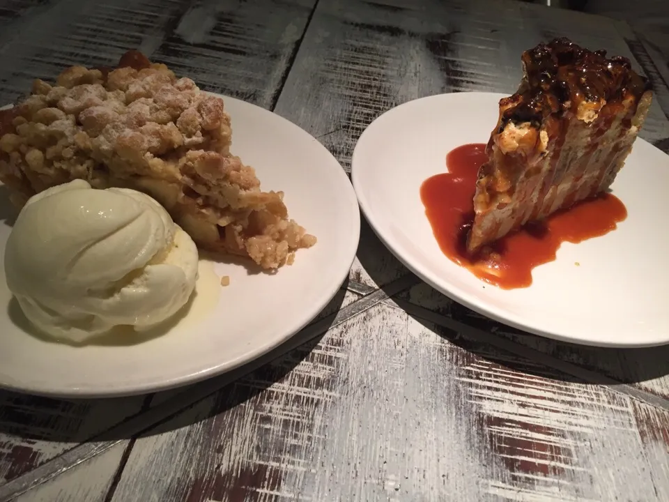 Dessert have apple crumble & benoffee cakes|Janice Liewさん