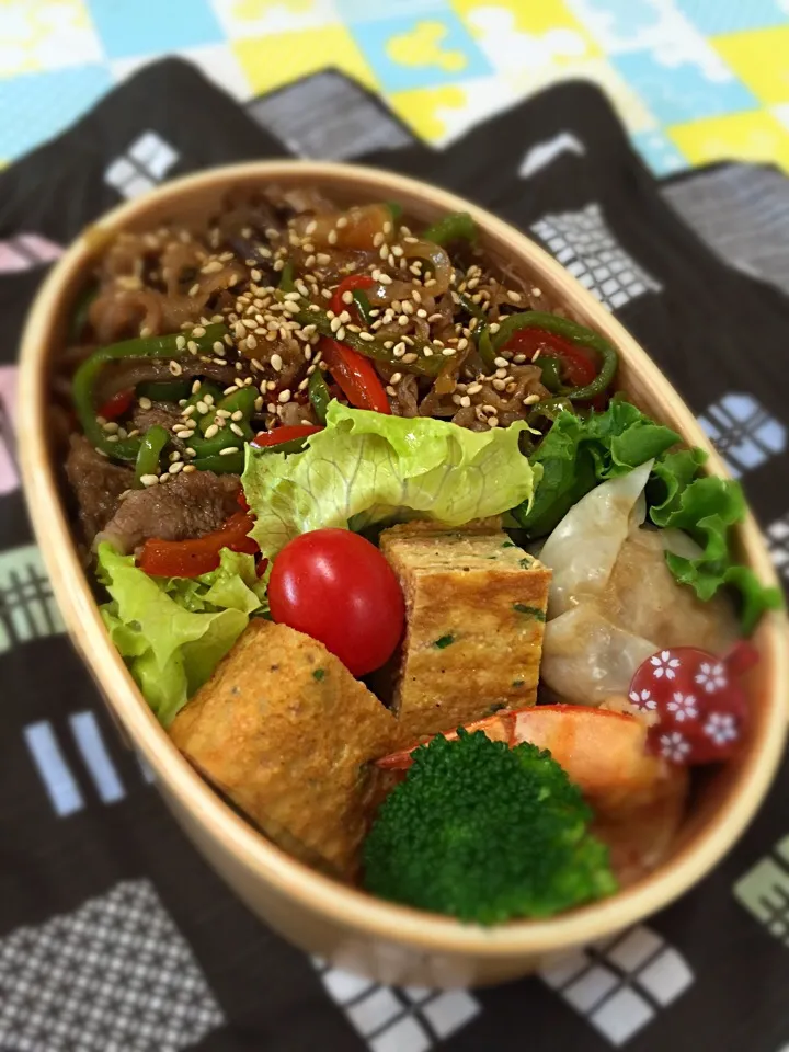 🍙焼肉丼
🍙万ネギと明太子卵焼き
🍙海老天
🍙茹でブロッコリー
🍙ミニトマト
🍙肉焼売|pindoraさん