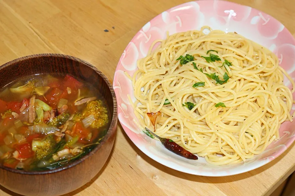 野菜たっぷりになりすぎたミネストローネとペペロンチーノ|いわなさん