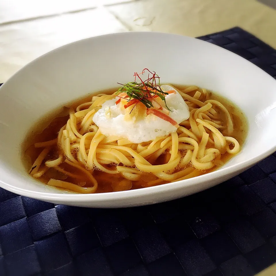 卵黄を絡めた冷たい讃岐うどんに、メレンゲをトッピング、自作ラーメンスープをぶっかけました|いーのさん