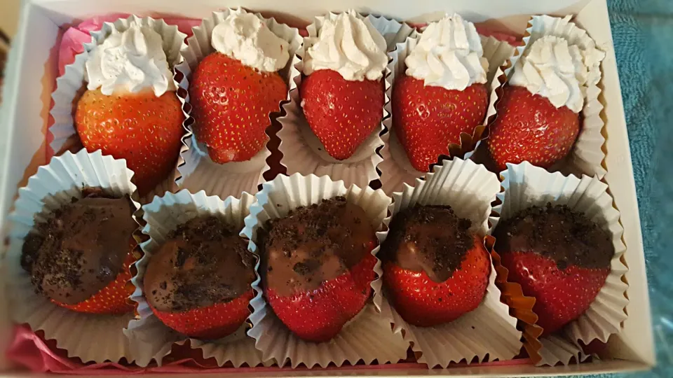 Cheesecake & Oreo Filled Strawberries|Lakeshia Hazeleyez Goldenさん