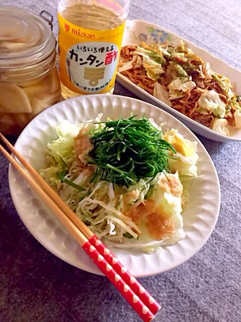 Snapdishの料理写真:玉ねぎドレッシングサラダと焼きそば💕|ＳＵＺＵＫＩさん