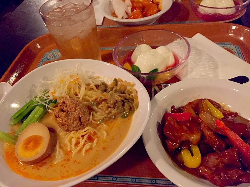 冷やし担々麺と黒酢酢豚と杏仁豆腐セット@tokyodisneysea|あぼちさん