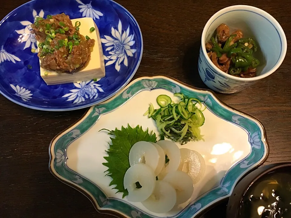 Snapdishの料理写真:コウイカの刺身
冷奴＆肉味噌
砂肝とピーマンのオイスター炒め
ワカメの味噌汁|カドラさん