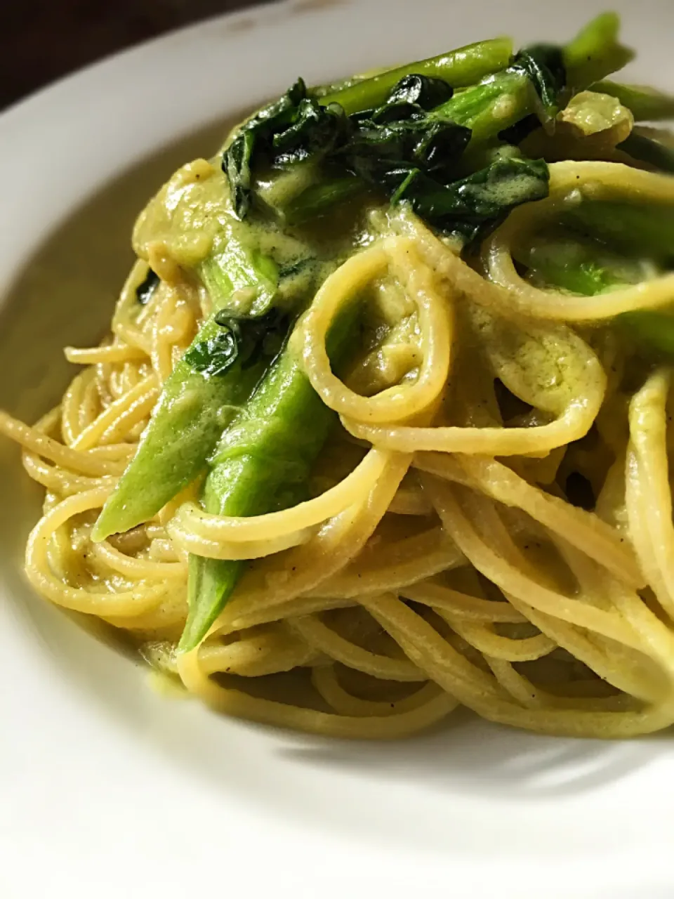 ブロッコリーペーストと旬の緑お野菜のパスタ🍀色が黄色くなってきブロッコリーを茹でてペーストにするととっても綺麗な黄緑色にっ✨|yo-chiさん