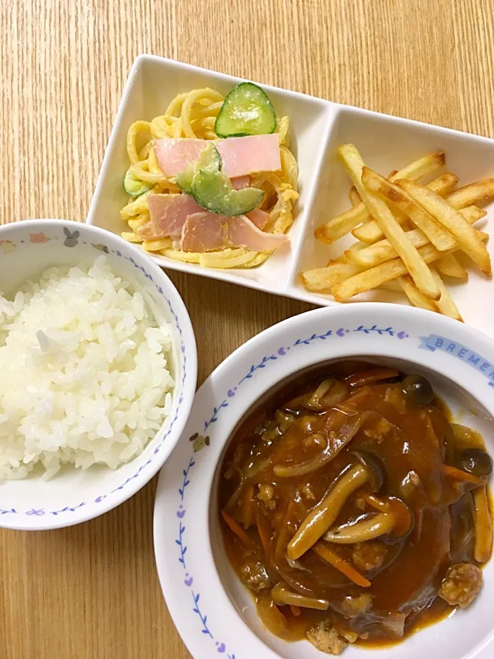 煮込みハンバーグ、スパゲティサラダ、ポテト、ご飯

#ムスメご飯|mossan＠OSAKAさん