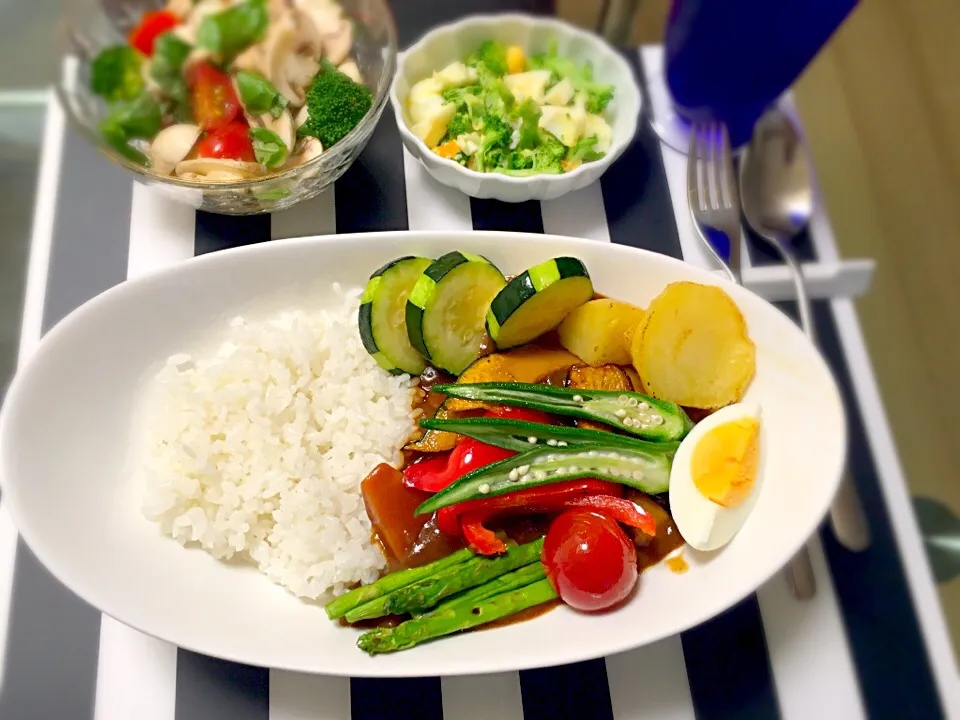 ルーが隠れて野菜丼みたいに見えるけど、夏野菜カレー|いしぃむしぃさん