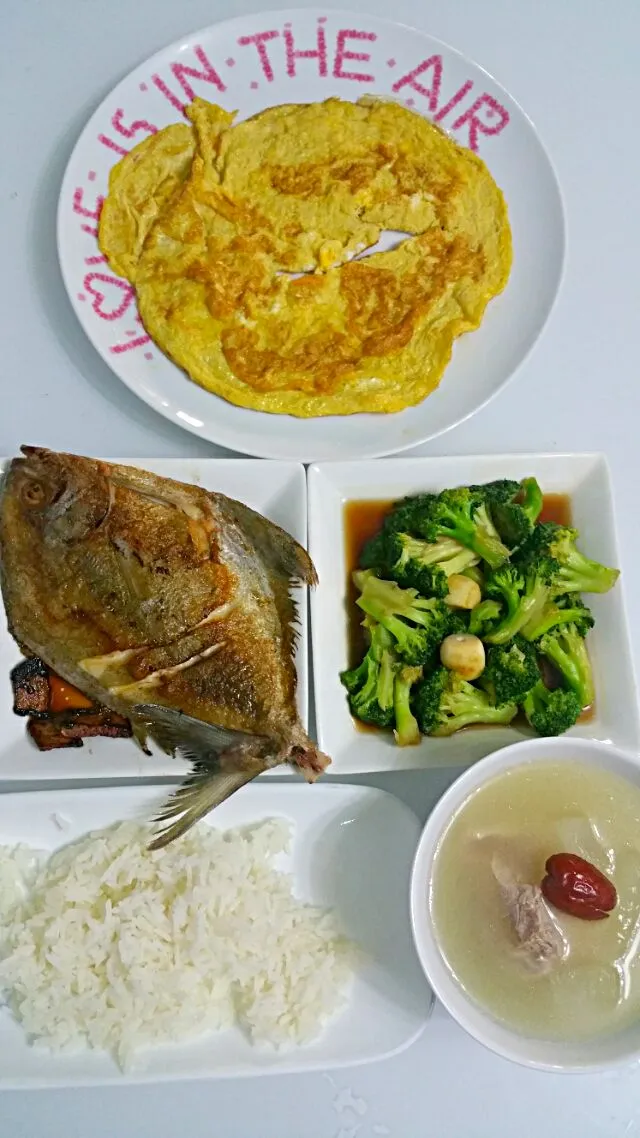 Snapdishの料理写真:Fried pomfret 😉Winter Melon Pork Rib Soup 
Broccoli & Omelette|🌷lynnlicious🌷さん