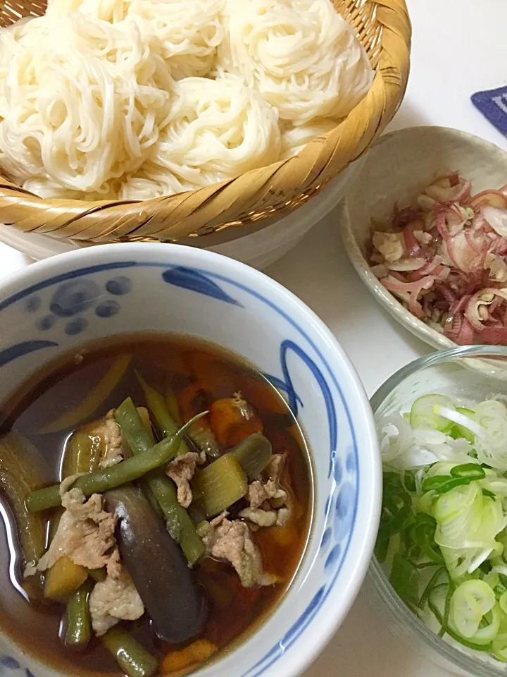 今日のお昼
我が家の素麺は茄子とインゲン、少しの豚バラでコクがでます。|つみぼんさん