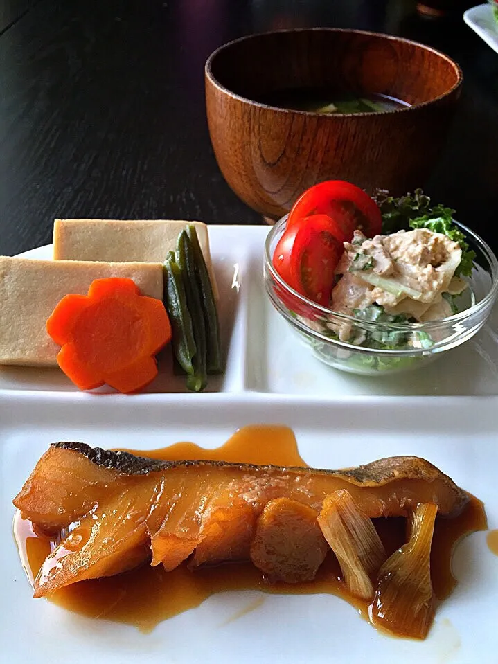 ⭐️鱈の煮付け
⭐️大根と水菜のツナマヨ醤油サラダ
⭐️高野豆腐の煮物
⭐️小松菜の味噌汁|よっちぃさん