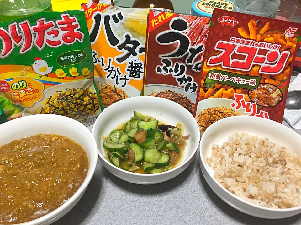 もち麦飯、ふりかけ(スコーン バーベキュー味、うなぎ蒲焼き味、バター醤油味、のりたま)、1日置いたカレー、浅漬け|ms903さん