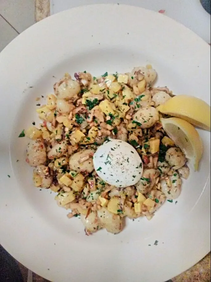 Potato Gnocchi with Shiitake Mushrooms, Yellow Summer Squash, Soft-Boiled Egg, and Pecans in Browned Butter Sauce. From Blue Apron.|bethさん