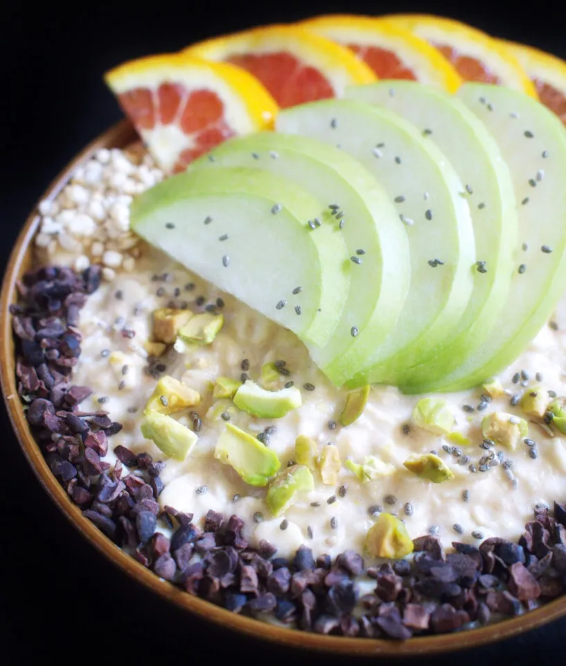 Snapdishの料理写真:Coconut oats with fruits, cacao nibs and pistachio|coxiella24さん