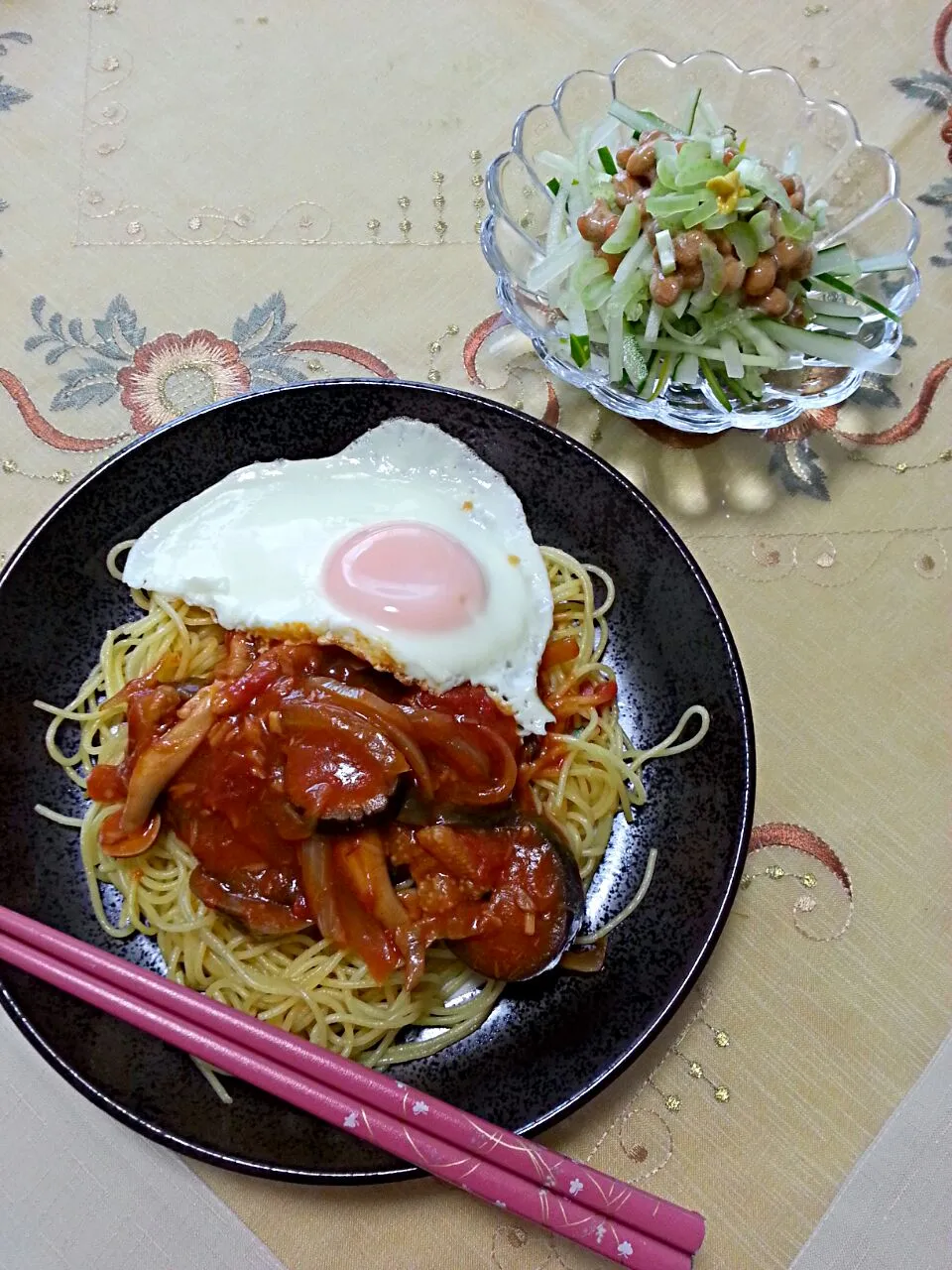 お昼ごはん
ナスのトマトソース　パスタ
キュウリと納豆サラダ|korinoさん