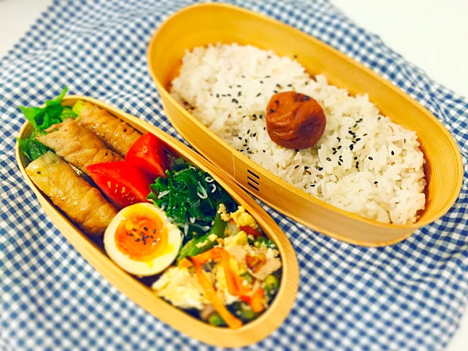 今日のお弁当。アスパラの豚肉巻き、ゴーヤチャンプル、モロヘイヤのおかかとじゃこ和え、煮卵、トマト。|Junさん