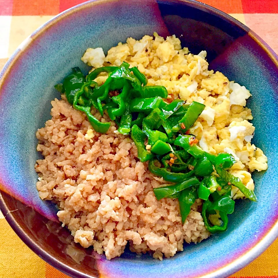 Snapdishの料理写真:鶏そぼろで三色丼|カウンター嬢さん