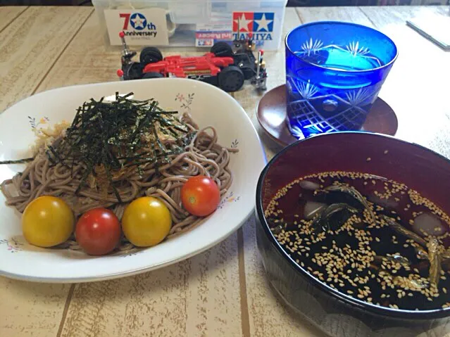 Snapdishの料理写真:今日の男飯(⌒-⌒; )冷やし蕎麦withいりこ、わかめ、白ごま、家庭菜園トマト♫|ひーちゃんさん