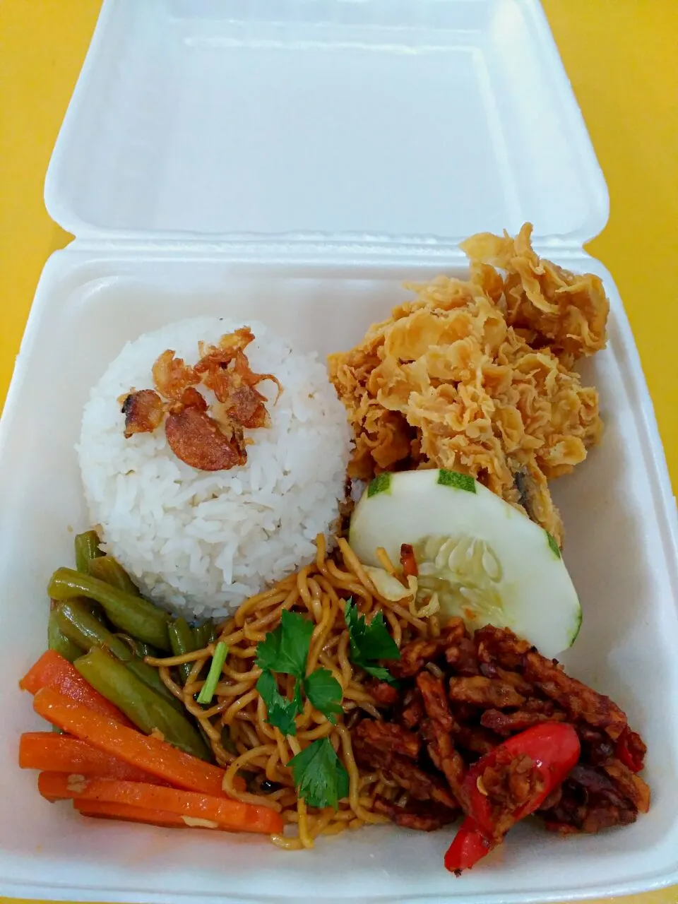 Nasi campur ayam crispy|Ade Gembulさん