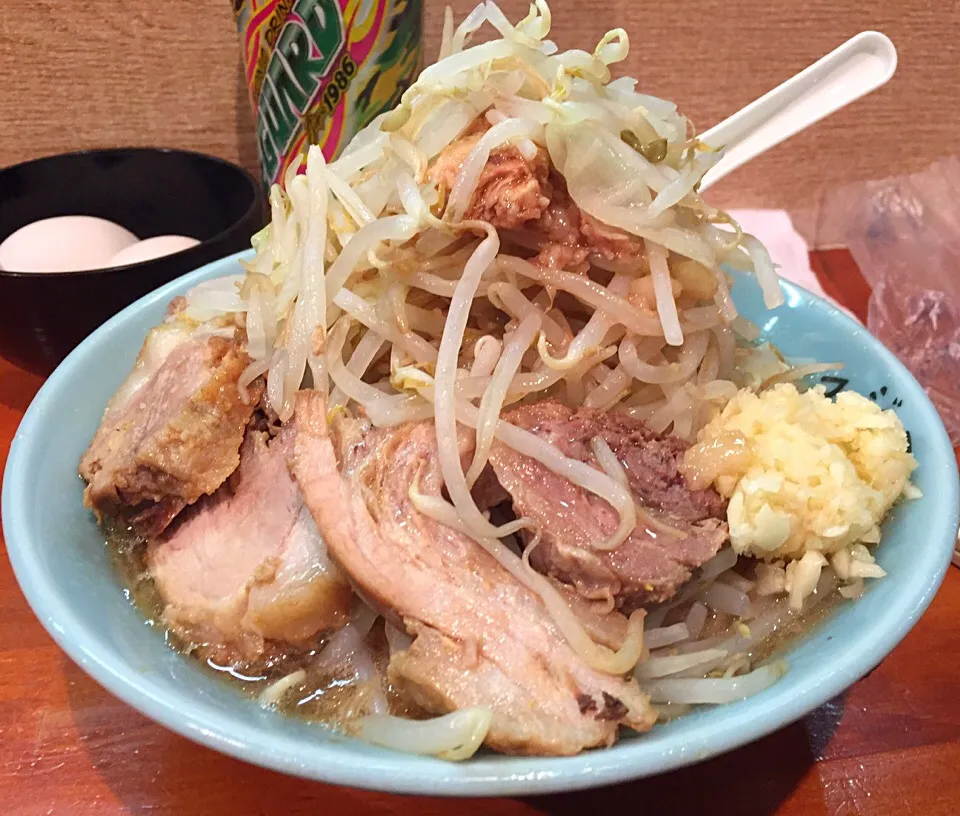 ラーメン（麺少なめ、ヤサイ・ニンニク・アブラ増し）|とみさんさん