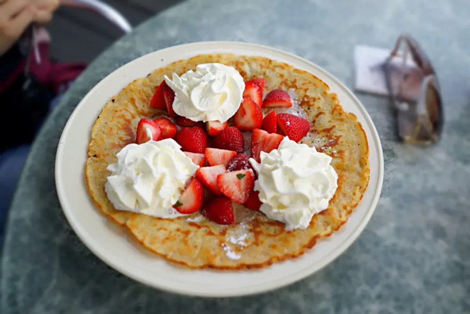 Snapdishの料理写真:Pannenkoek 🍓😋|Janet Wongさん