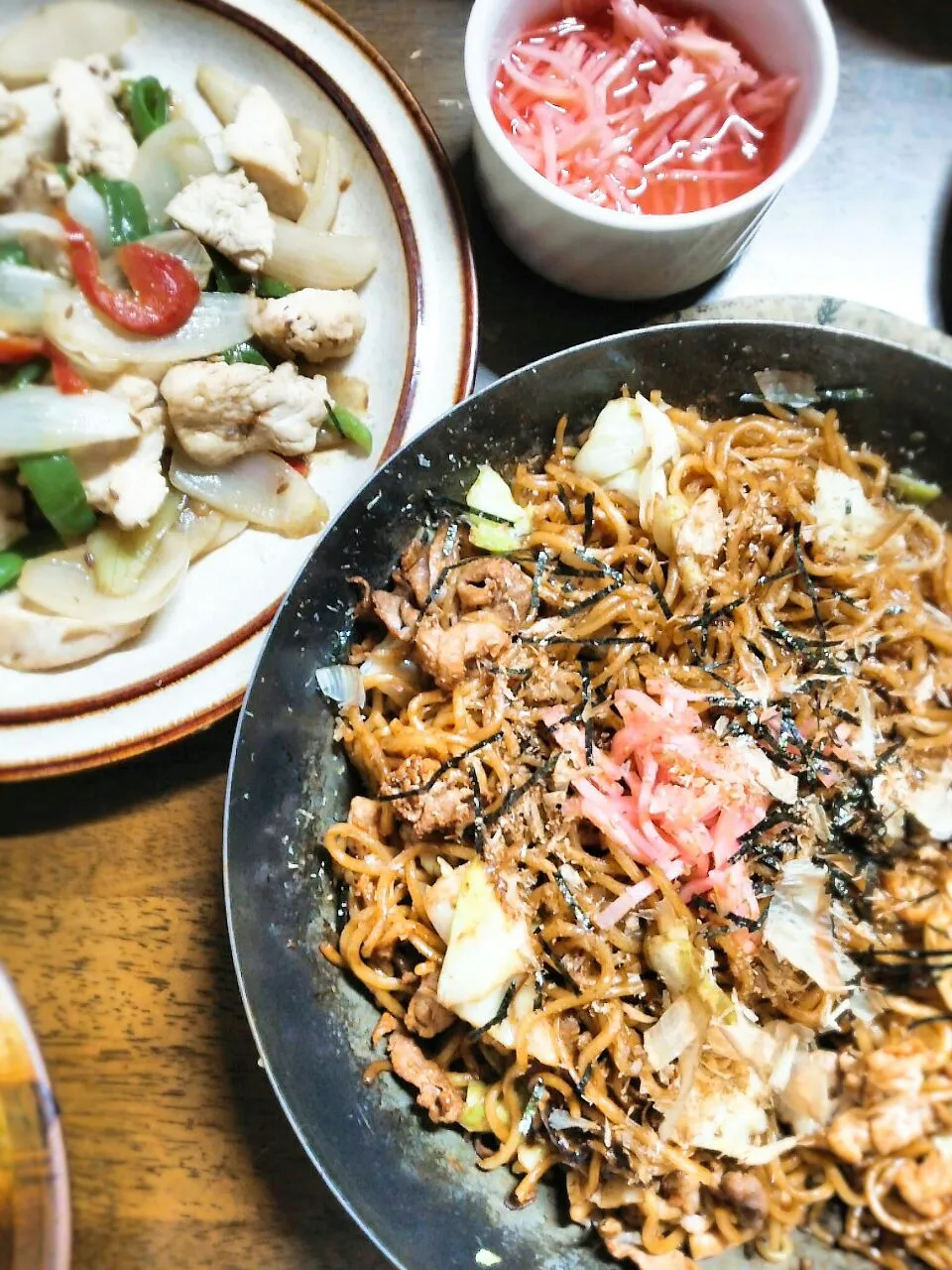 晩ごはん☀
    焼きそば、胸肉をクミンとカレー粉で炒めたの🍻|miimiさん