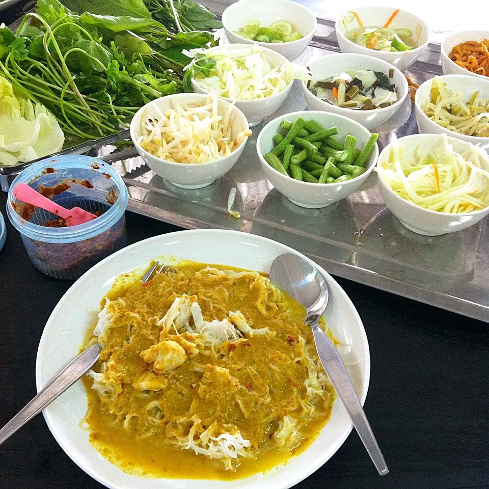 Kanom Jeen Kang Pu : Spicy yellow crabmeat with rice noodles #thaifood|Eat in Thaiさん