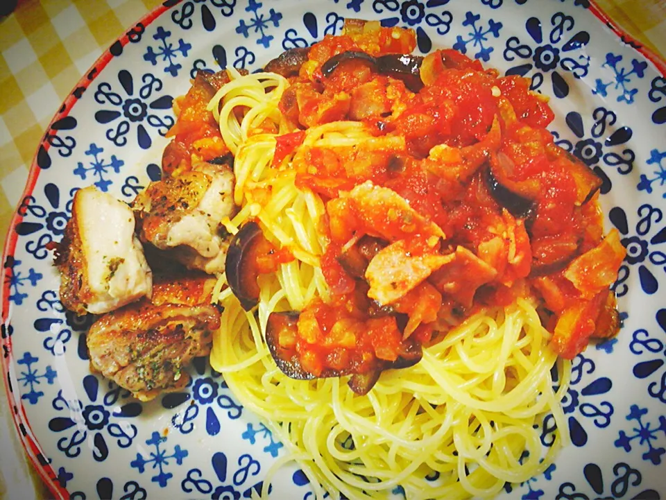 なすとベーコンのトマトパスタ＆鶏肉の香草焼き|パステルさん