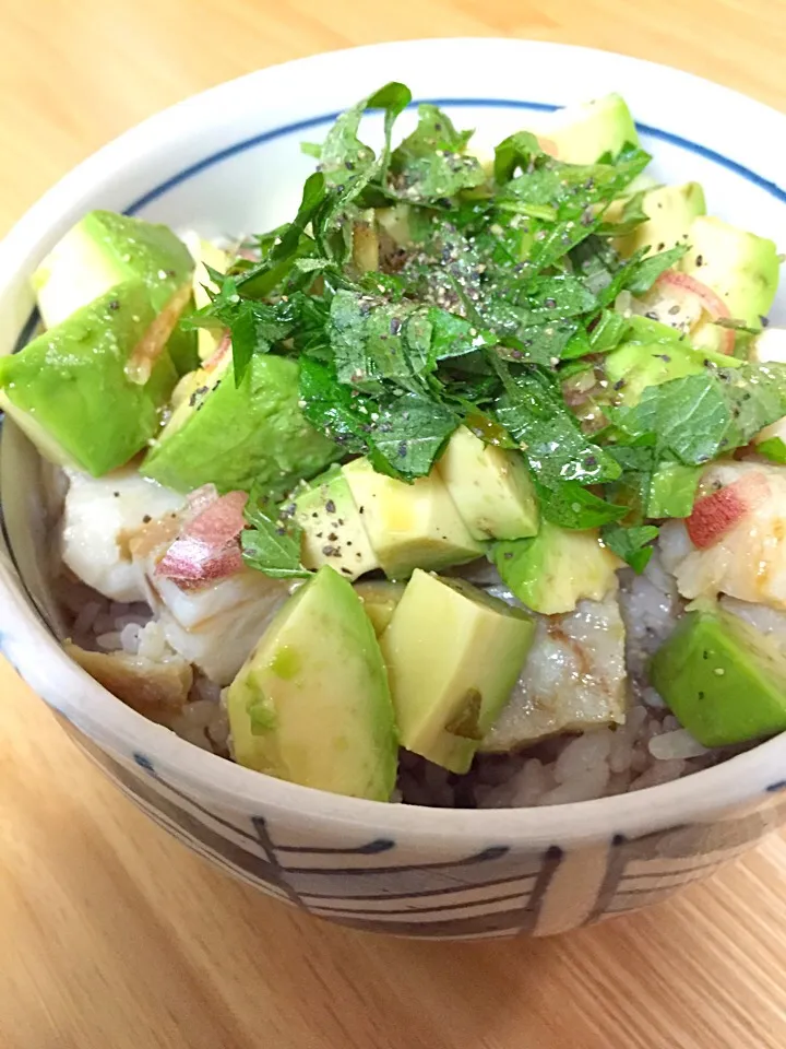 コロコロおさかなとアボガドバター醤油丼|おーじさん