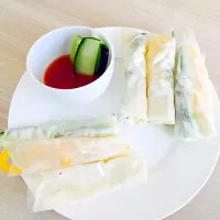 vegetables in rice paper with red sauce|healthy foodさん