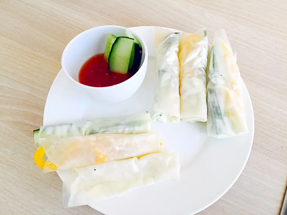 vegetables in rice paper with red sauce|healthy foodさん