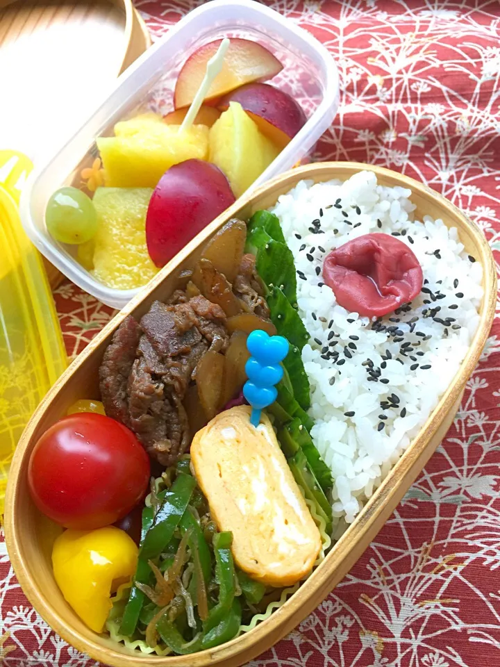 お父さん弁当＊白飯＊牛肉と牛蒡の煮物＊出し巻き玉子＊ピーマンじゃこ山椒＊パプリカピクルスとミニトマト＊デザートはメロンとプラム|Blueberry🫐さん