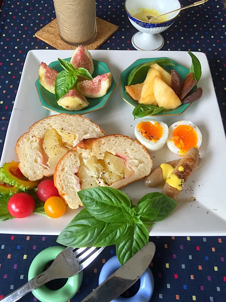 今日の朝ごはん☘ポテト&ベーコンのパンとフルーツ💕さぁ食べよっと〜 *\(^o^)/*|paaruさん