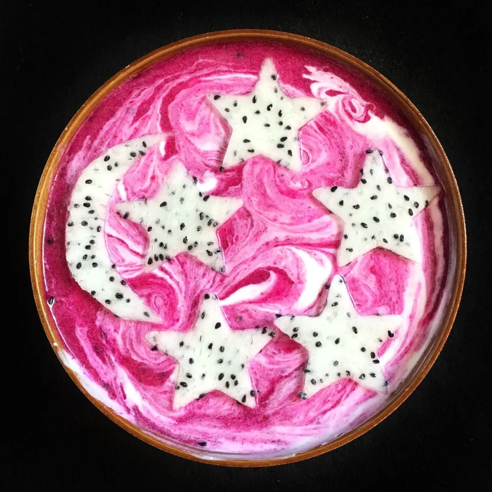 Celebrating Singapore's national day - red and white smoothie bowl with moon and stars|coxiella24さん