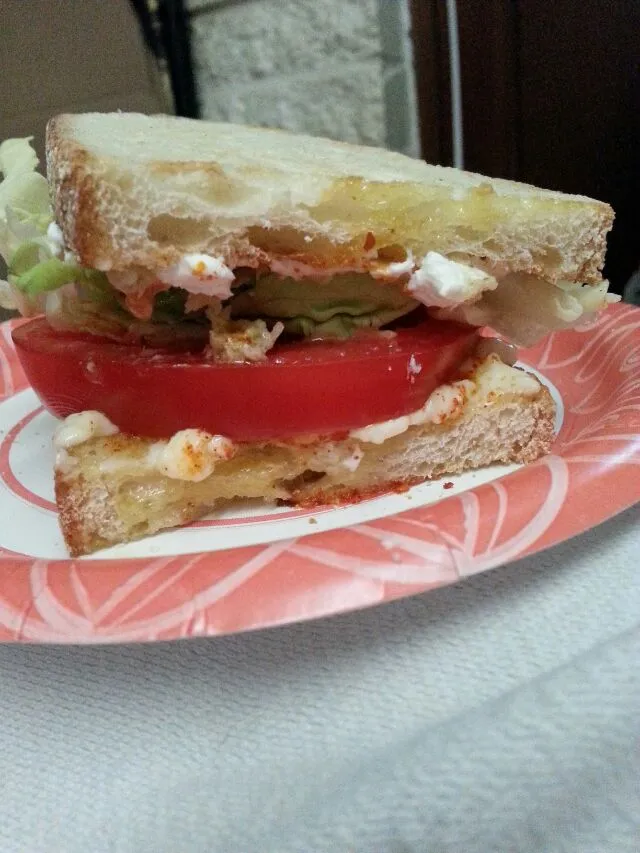 tomato and lettuce today!  I'm addicted to My summer tomatoes! !😆😚🍴🍞🍅🍅🍅|Polly Gelfusoさん